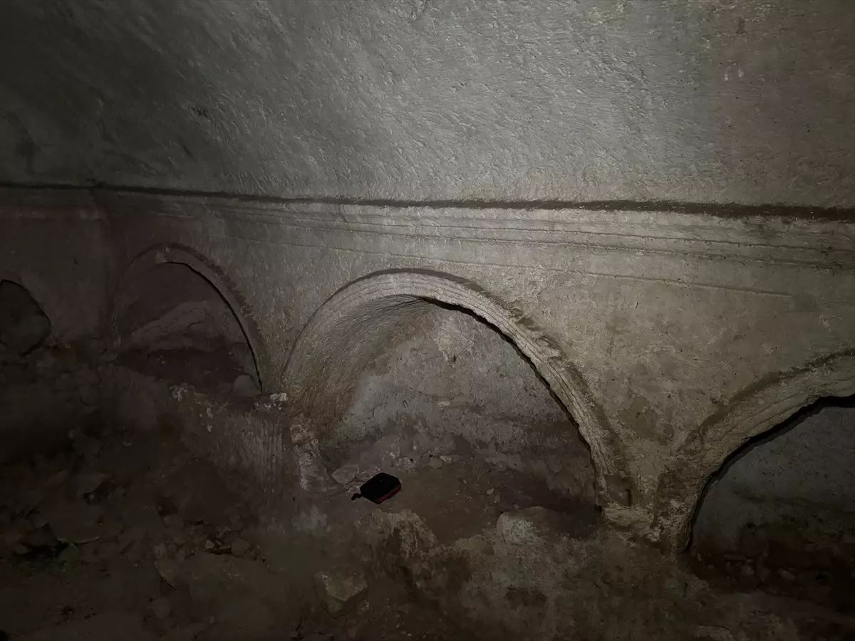 Adıyaman\'da 1800 Yıllık Mezar Odası Bulundu