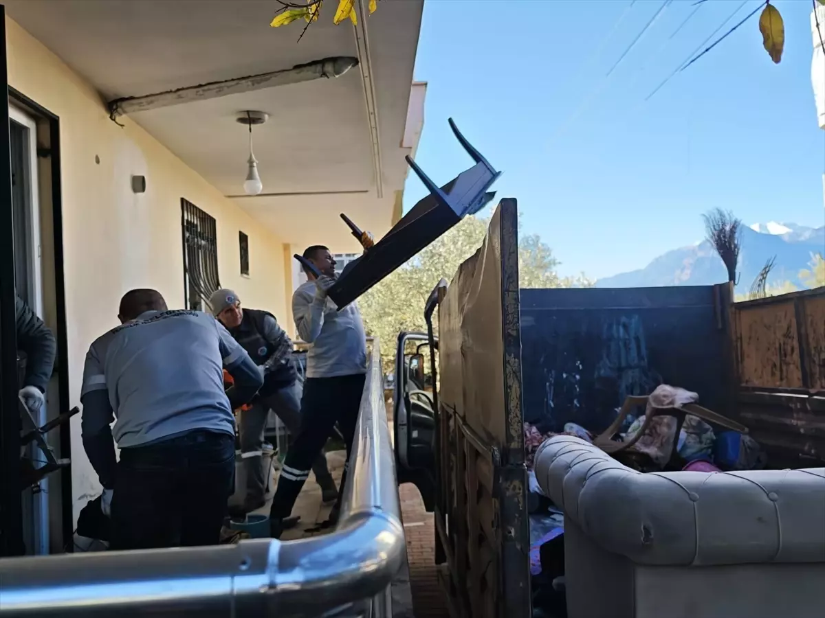 Kepez\'de Ev Temizliği: Bir Kamyon Çöp Çıkarıldı