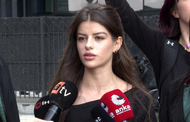 Ayşe Tokyaz duruşmasında ikiz kardeş Esra Tokyaz sinir krizi geçirdi Ayşe Tokyaz duruşmasında ikiz kardeş Esra Tokyaz sinir krizi geçirdi