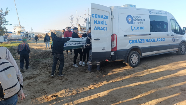 Balık avlamaya gelen vatandaşlar Manavgat Irmağında erkek cesedi buldu