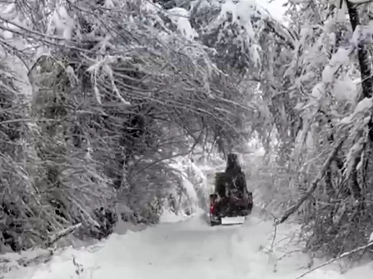 Bartın\'da Kar Yağışı 30 Köy Yolunu Kapadı