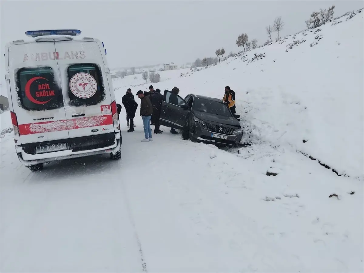 Bingöl\'de SUV Araç Kara Saplandı