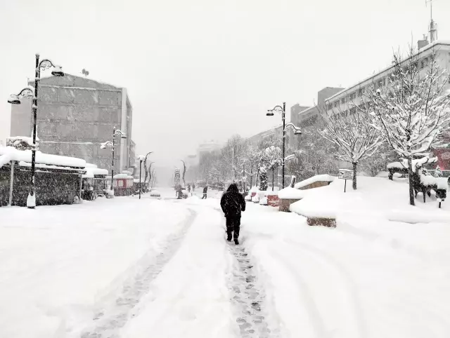 İstanbul'un yanı başında kar kalınlığı yarım metreye ulaştı