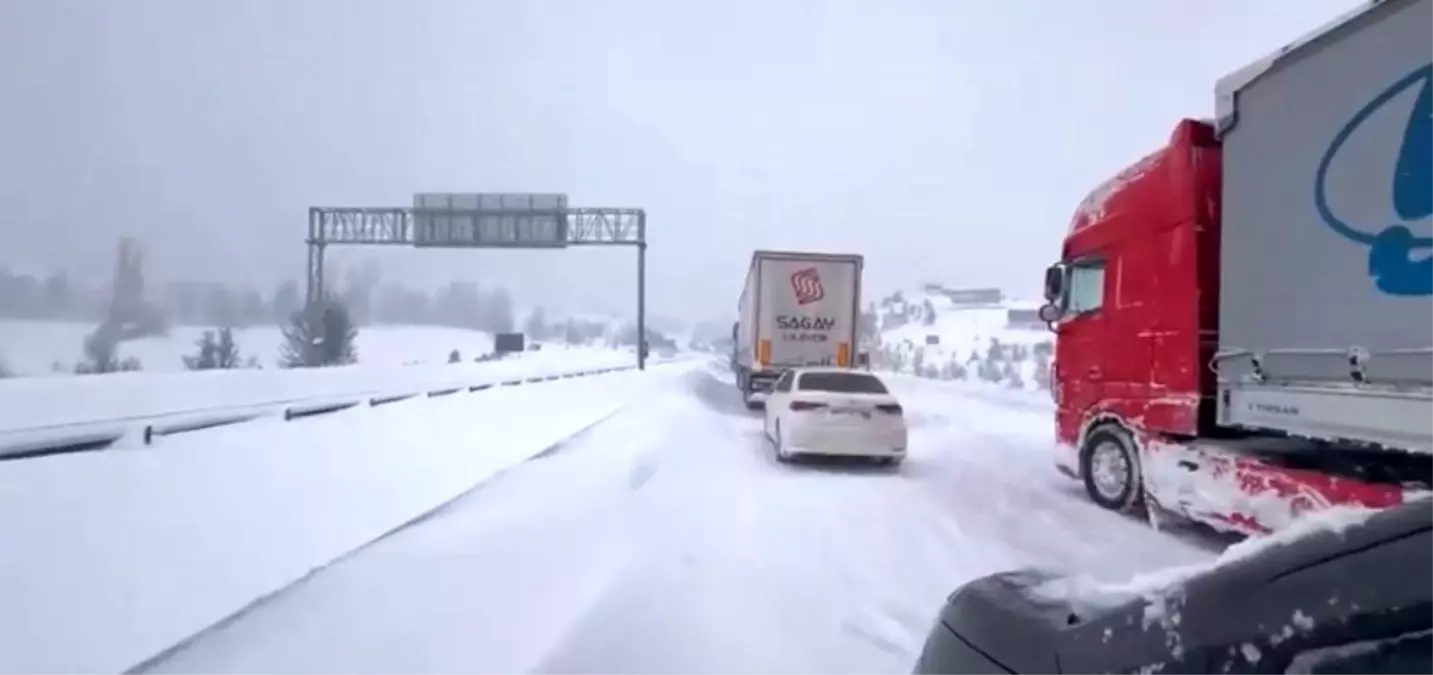 Bolu\'da Yoğun Kar Yağışı Trafiği Felç Etti