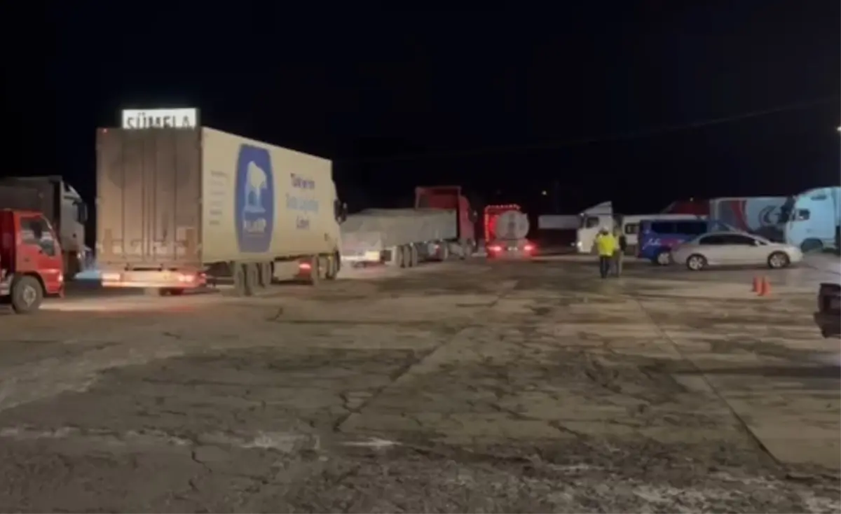 Karla Kapanan D-100 Yolu Sürücüleri Yönlendirildi