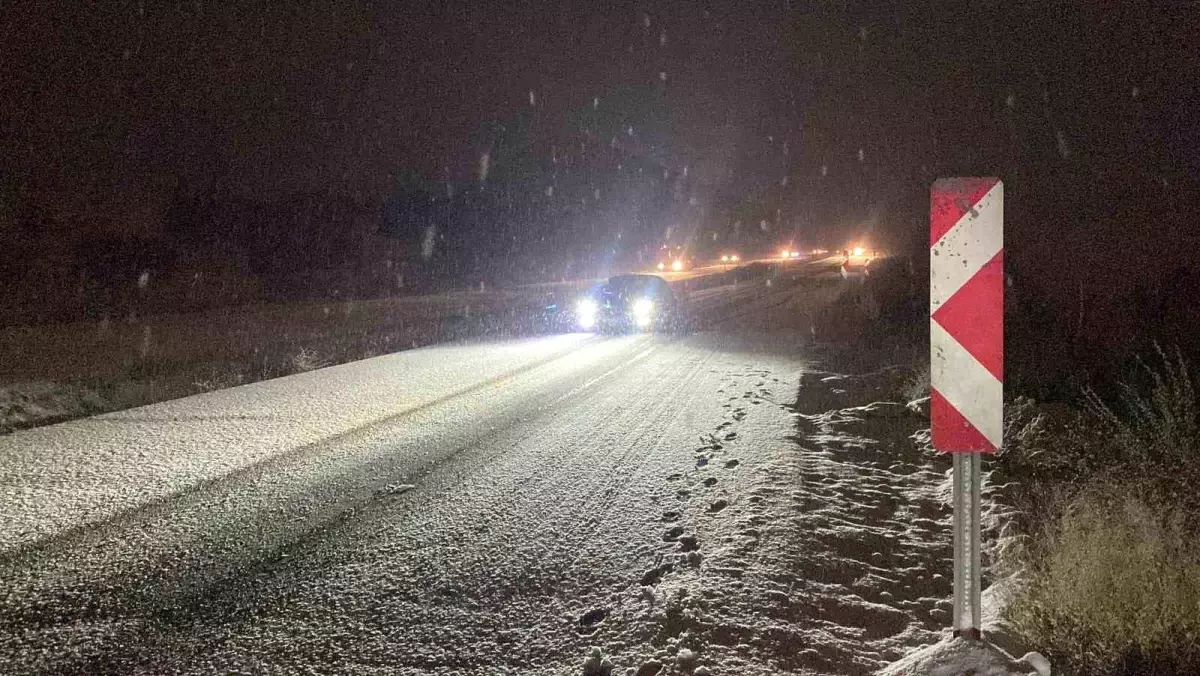 Burdur\'da Kar, Araçları Yolda Bıraktı