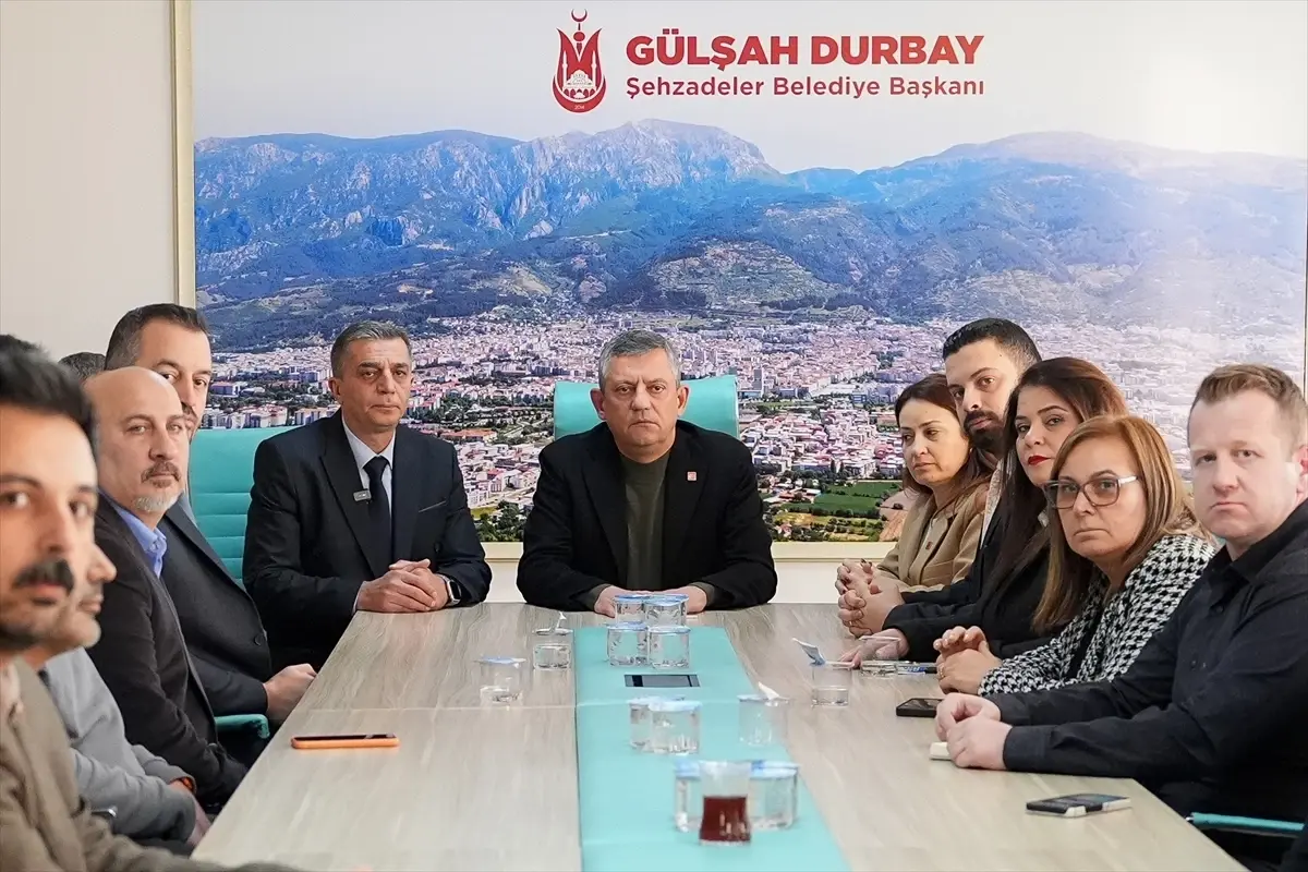 Özgür Özel\'den Taziye Ziyareti