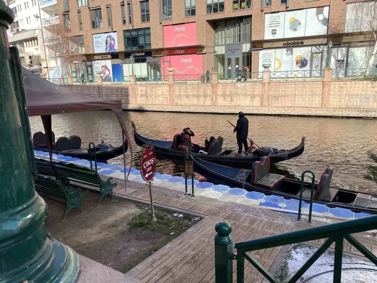 Eskişehir\'de Soğuğa Rağmen Gondol Keyfi