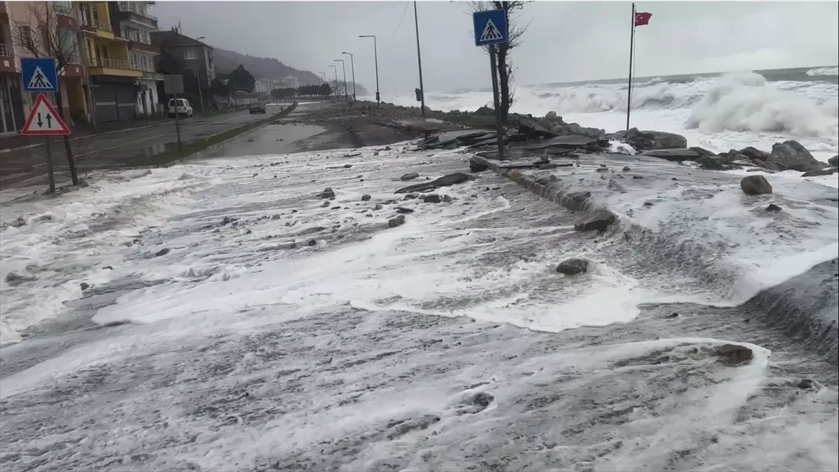 Fırtına nedeniyle Karadeniz\'de oluşan dalgalar Kastamonu\'da sahil şeridine zarar verdi