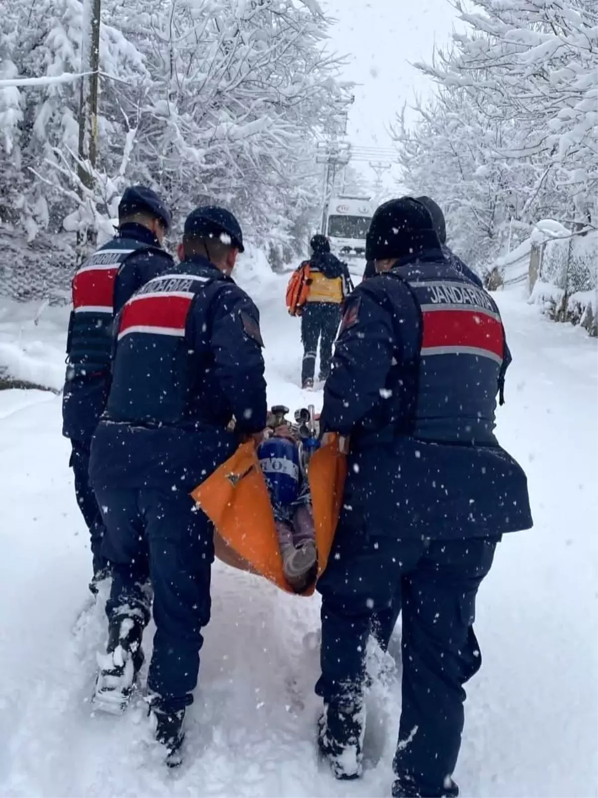Karabük\'te Jandarma, Hasta Vatandaşı Kurtardı