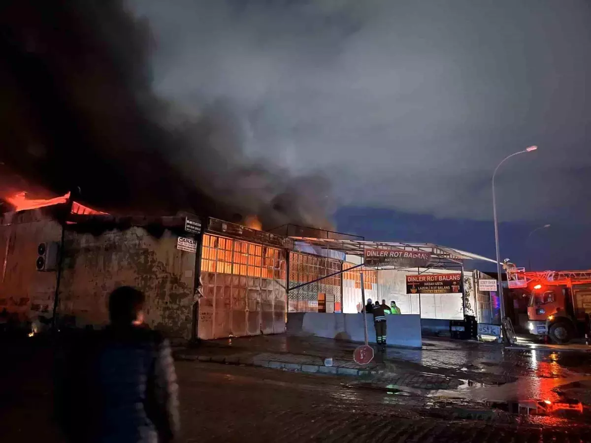 Hatay\'da 9 iş yeri yanarak kullanılmaz hale geldi