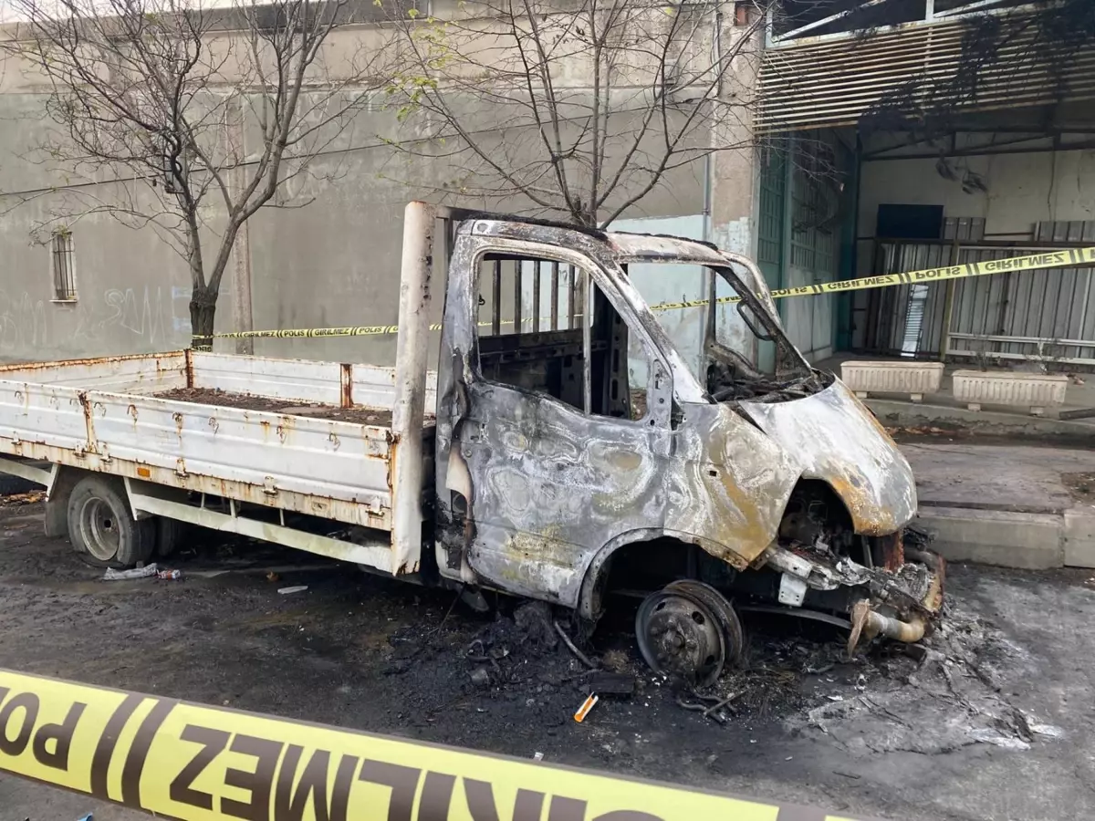 Manisa\'da Hurda Araçta Yangın: Kimsesiz Adam Hayatını Kaybetti