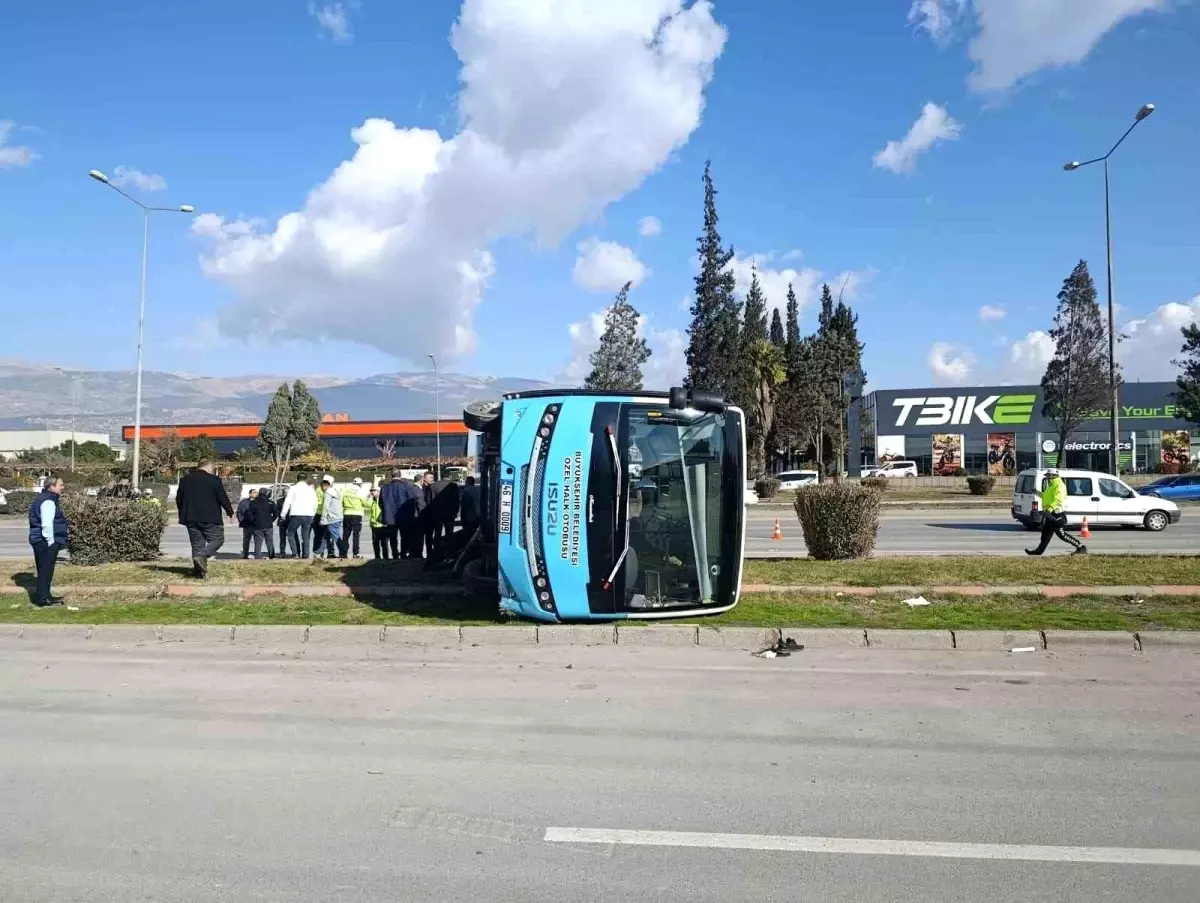 Kahramanmaraş\'ta Otobüs Devrildi: 13 Yaralı