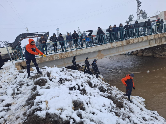 Kanala uçan otomobilden kahreden haber! 3 kişinin cesedine ulaşıldı