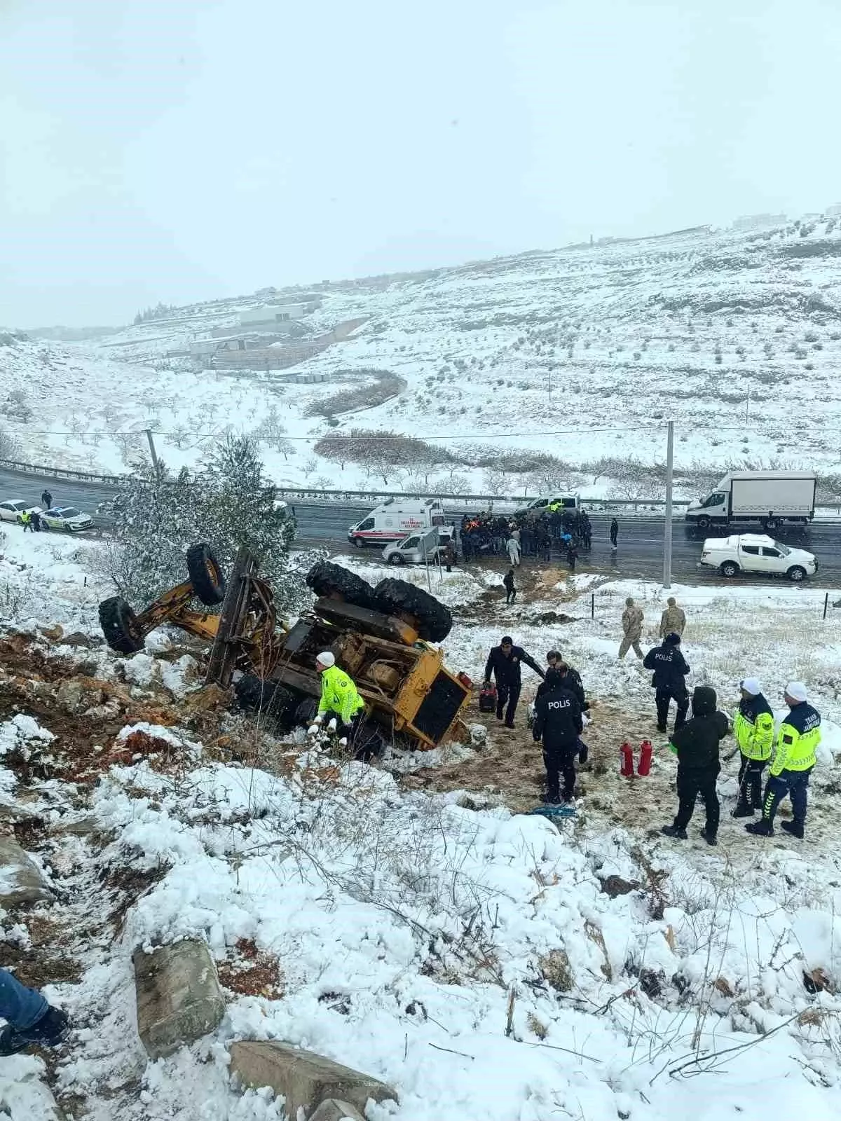 Kar temizliği yapan iş makinesi devrildi: 1 yaralı
