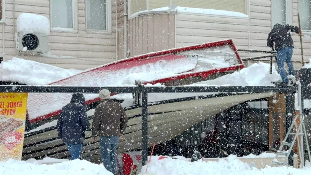 Safranbolu\'da Kar Yağışı Çatıyı Çöktürdü
