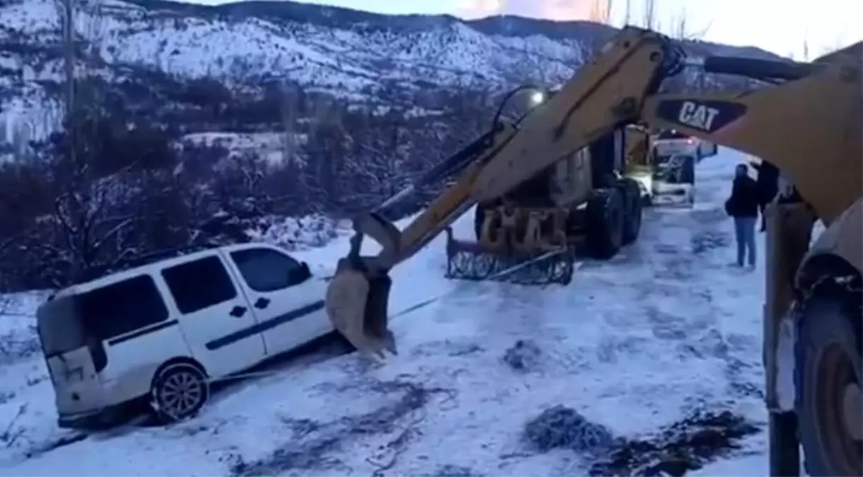 Elazığ\'da Kar Mağduru Araç Kurtarıldı