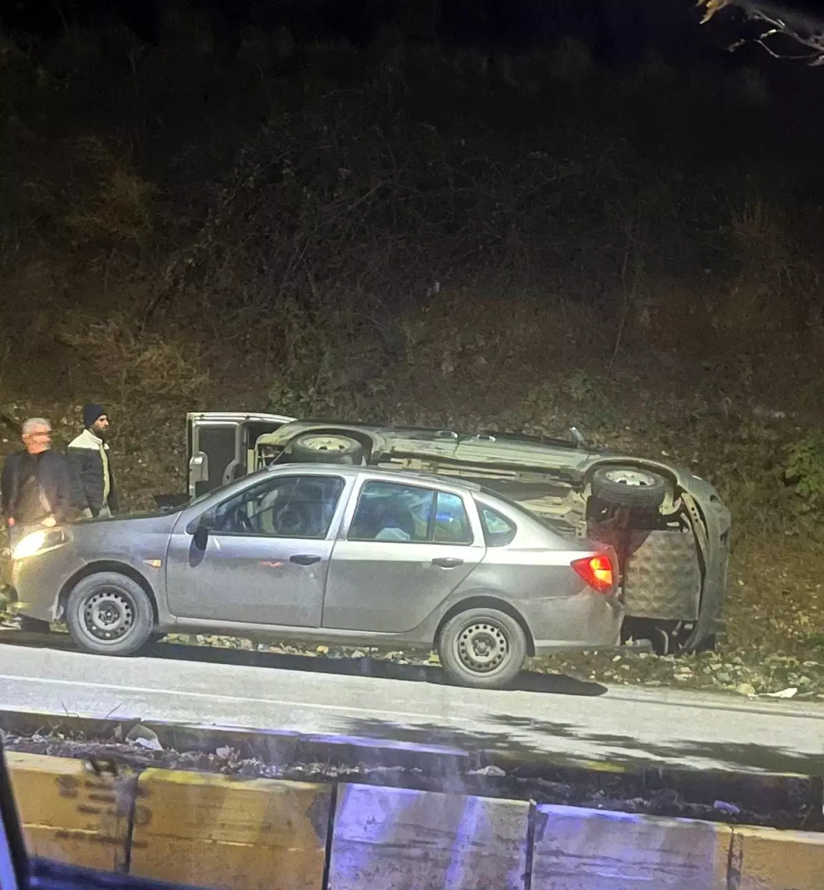 Adıyaman\'da Otomobil Şarampole Devrildi