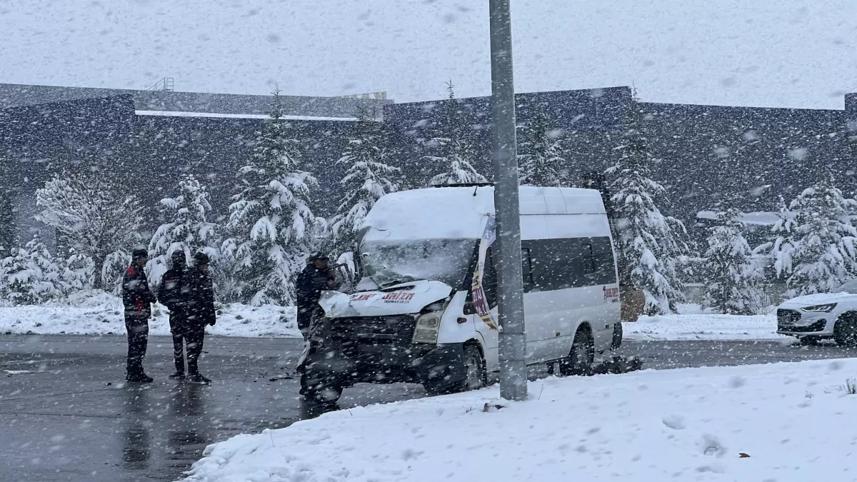 Kayseri\'de Servis Kazası: 11 Yaralı