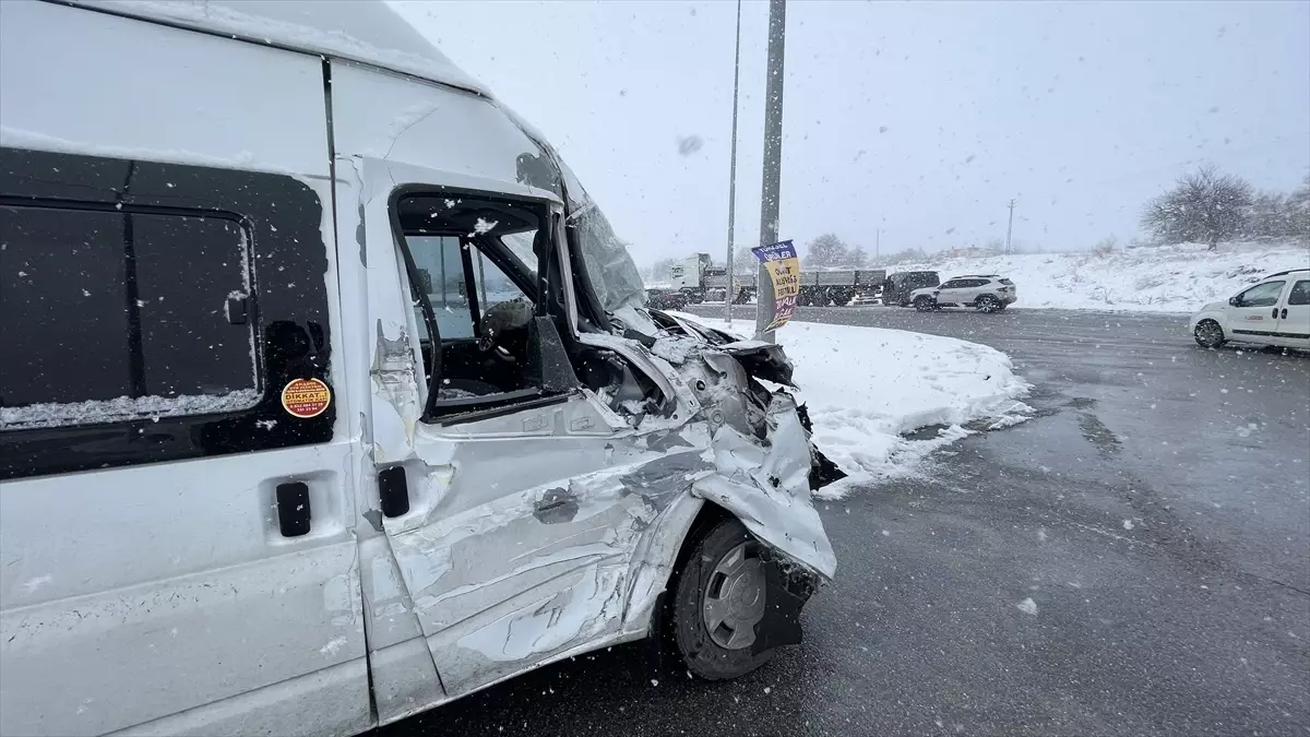 Kayseri\'de İşçi Servisi Tırla Çarpıştı: 11 Yaralı