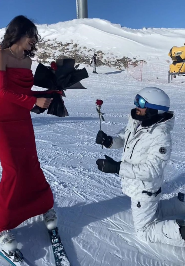 با لباس قرمز در ارجیس اسکی کرد و گل توزیع کرد