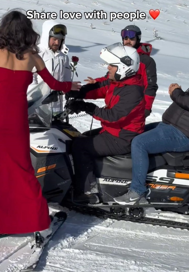 با لباس قرمز در ارجیس اسکی کرد و گل توزیع کرد