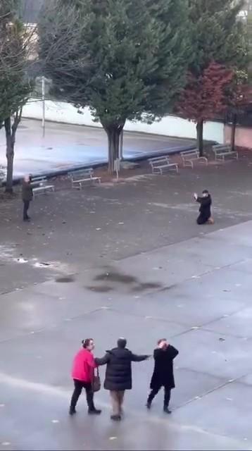 Lise bahçesinde korku dolu anlar: Kızını rahatsız eden genci silahla rehin aldı