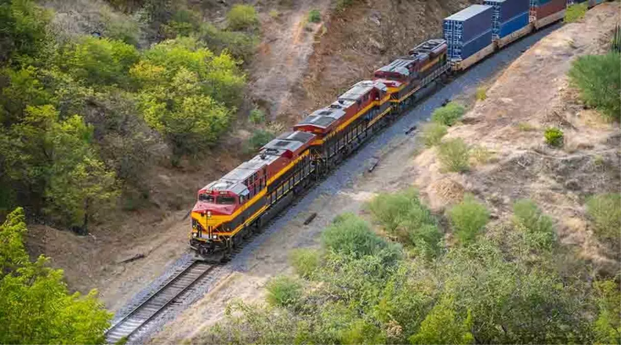 Meksika\'da Tren Kazası: 13 Ölü, 98 Yaralı