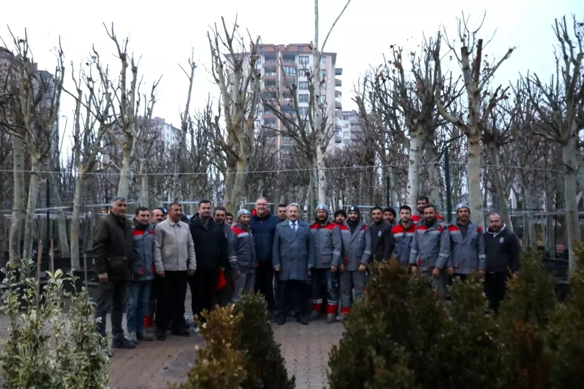 Melikgazi Belediyesi, yeni ağaçlarla nefes olmaya devam ediyor