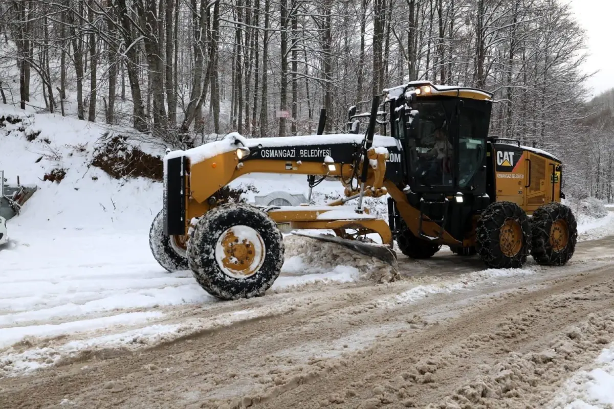 Osmangazi\'de karla kapanan yollara anında müdahale