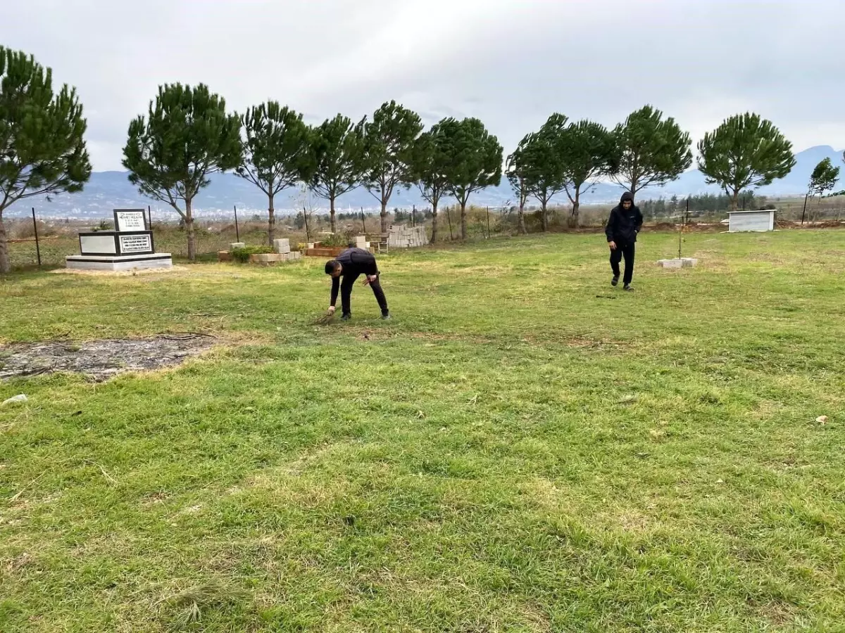 Gençlerden Mezarlık Temizliği