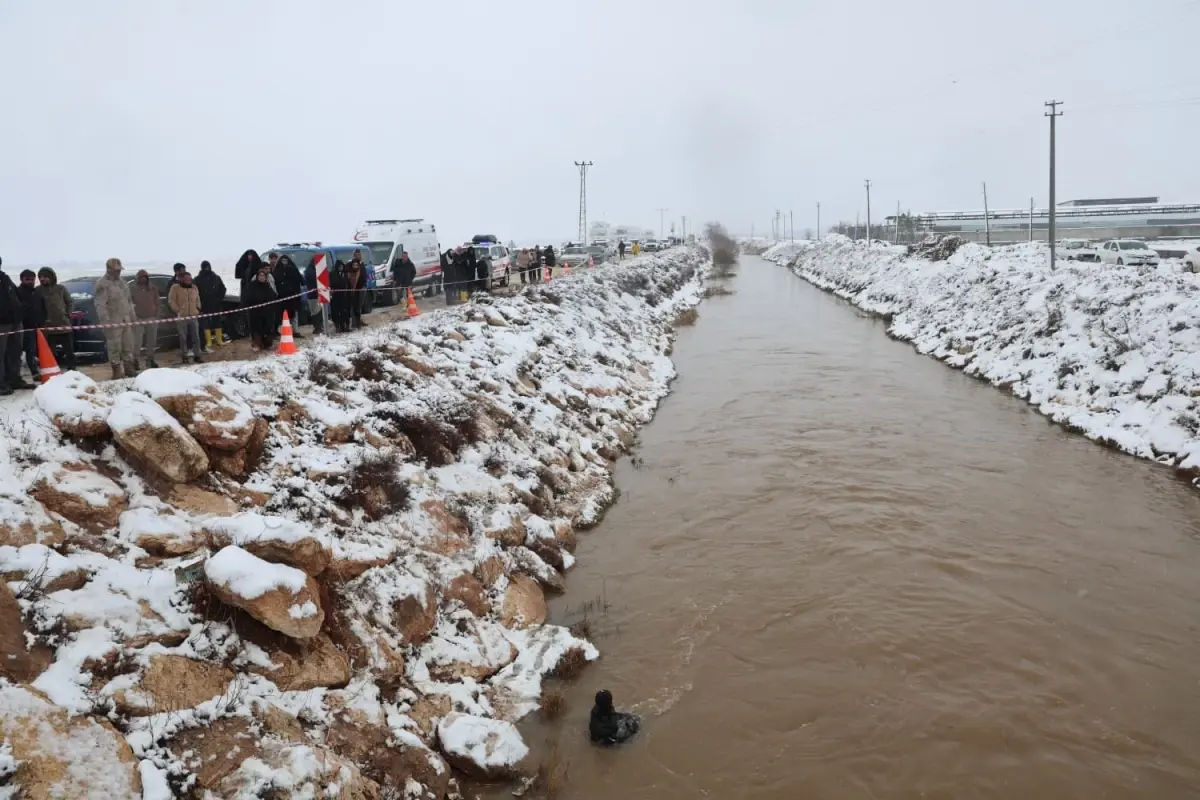Harran\'da Sulama Kanalına Düşen Araçta Kurtarma Çalışması