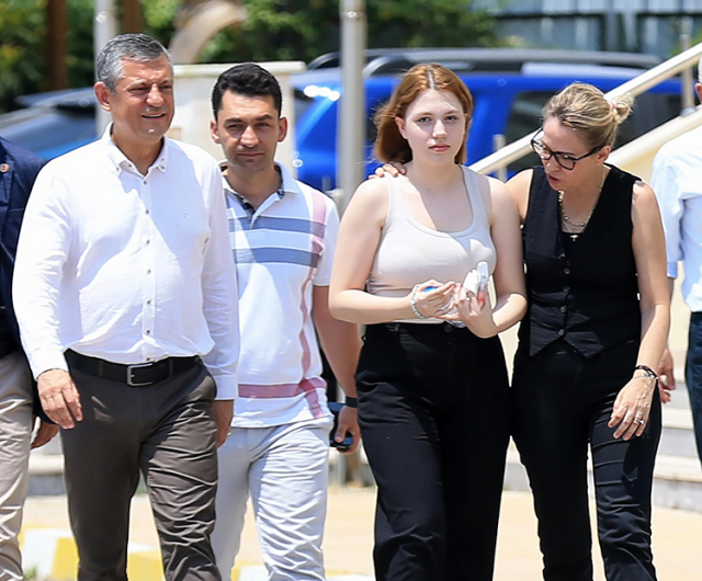 Özgür Özel, Ferdi Zeyrek'in ikiz kızlarına verdiği sözü tuttu Özgür Özel, Ferdi Zeyrek'in ikiz kızlarına verdiği sözü tuttu