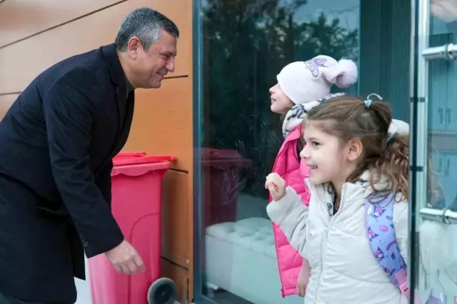 Özgür Özel, Ferdi Zeyrek'in ikiz kızlarına verdiği sözü tuttu Özgür Özel, Ferdi Zeyrek'in ikiz kızlarına verdiği sözü tuttu