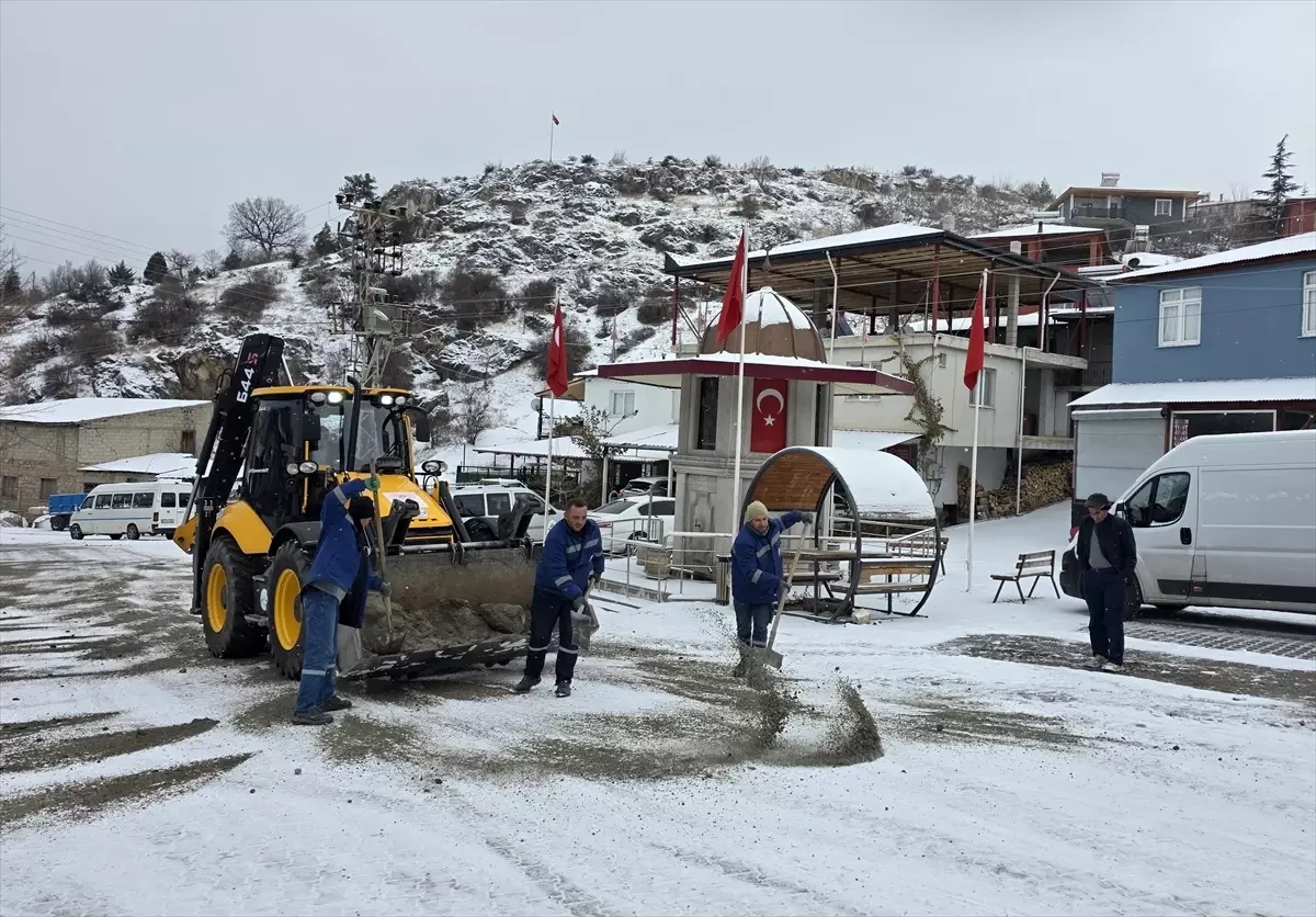 Pozantı\'da Kar Yağışı Etkili Oldu