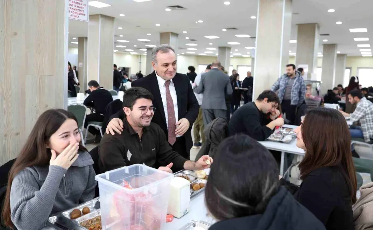 Rektör Altun Öğrencilerle Yemek Yedi