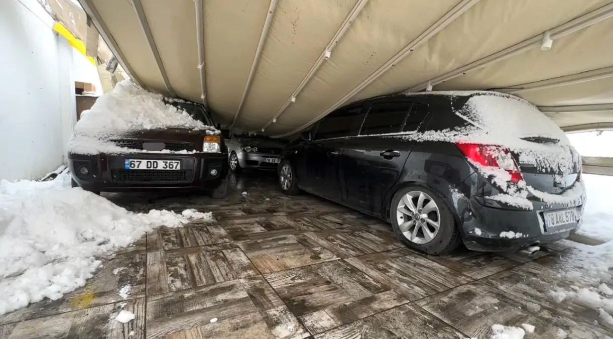 Kar Yağışı Garajı Çöktürdü