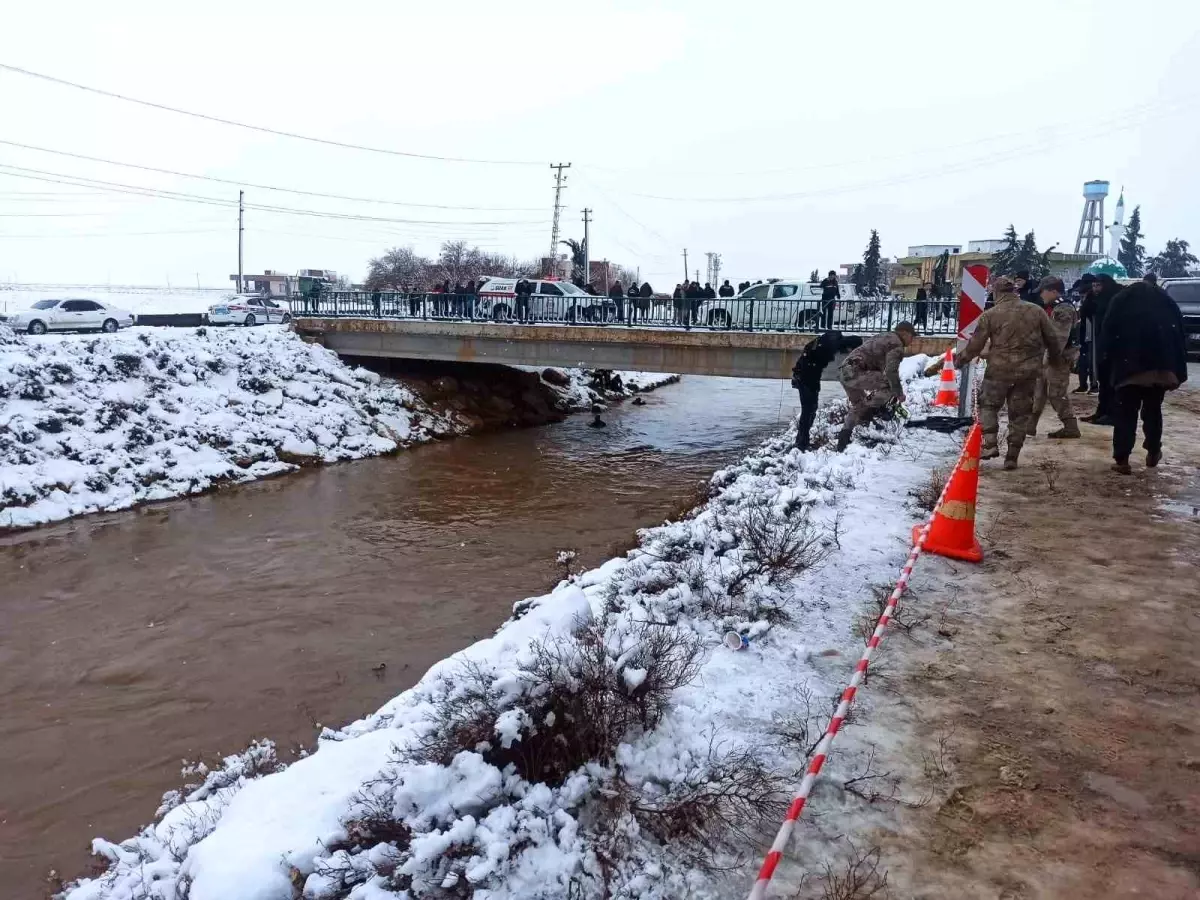 Şanlıurfa\'da okul yolunda facia: Otomobil sulama kanalına devrildi, 4 kişi kayboldu