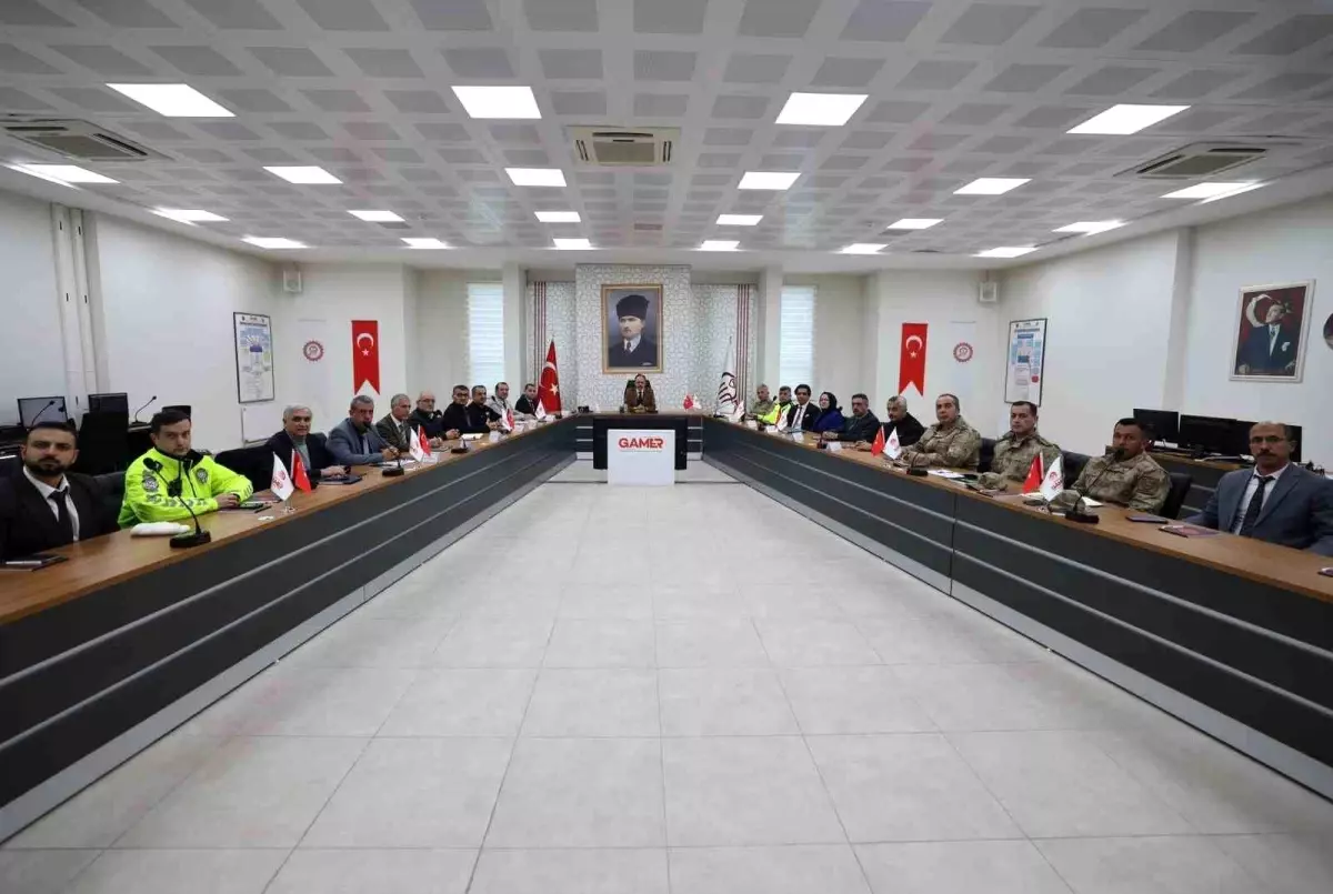 Siirt\'te karla mücadelede 200 araç ve 600 kişi sahada