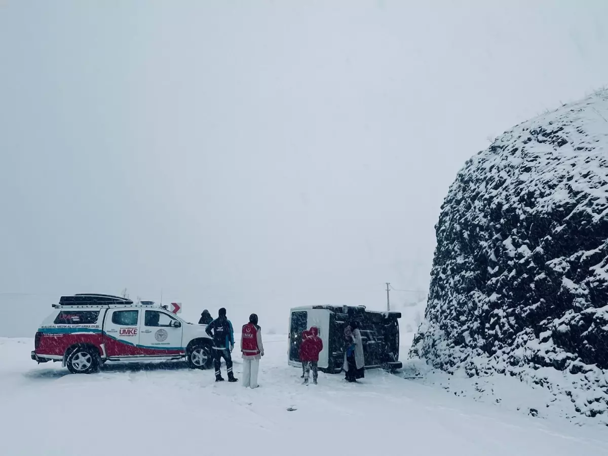 Baykan\'da Yolcu Minibüsü Devrildi, 6 Yaralı
