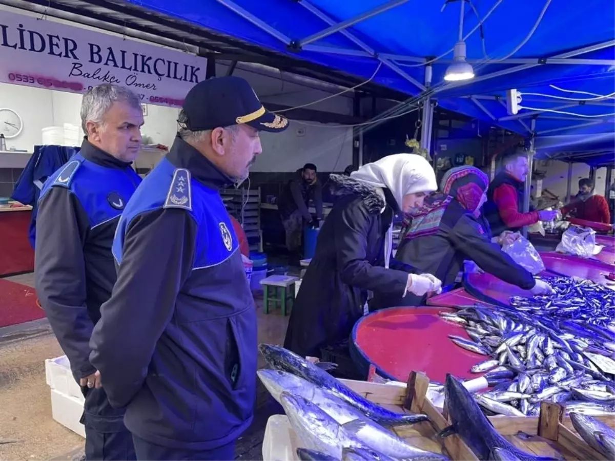 Şikâyet üzerine balık tezgâhları denetlendi