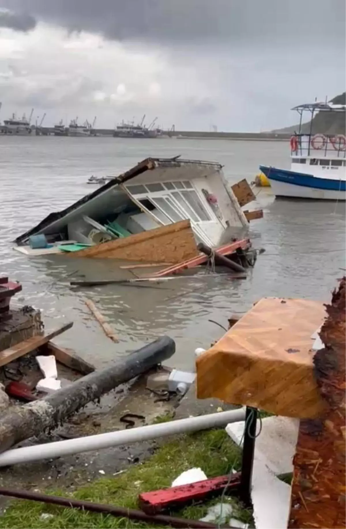 Türkeli\'de Fırtına Balıkçı Barınağını Vurdu