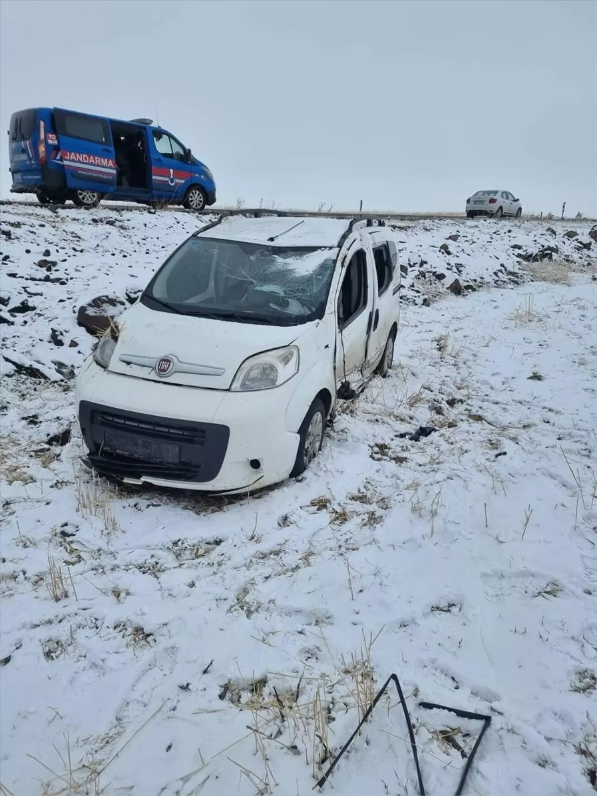 Siverek\'te Araç Devrildi: 2 Yaralı