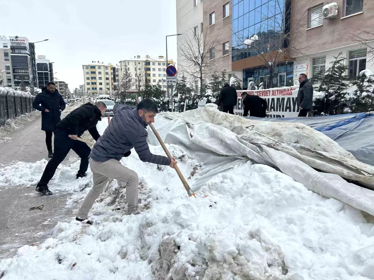 Van\'da işten çıkarılan işçilerin eylem çadırı kar yağışı nedeniyle çöktü