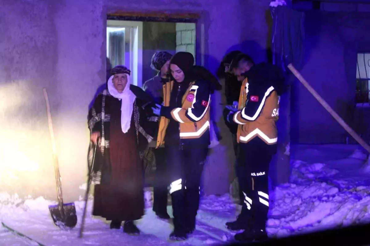 Kapalı Yollar Hasta Kadını Ambulansla Hastaneye Taşıdı