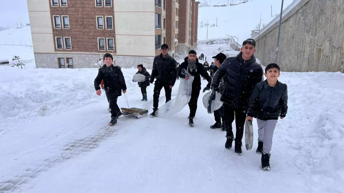 Yüksekova\'da Çocuklar Karla Eğleniyor