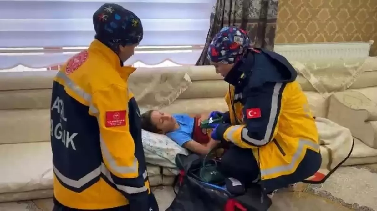 Kardan Kapalı Yolda Çocuğa Yardım