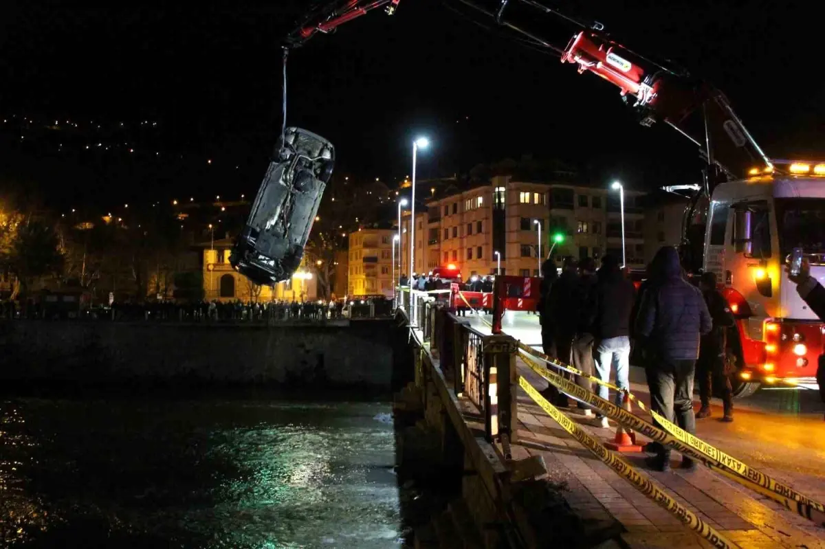 Amasya\'da Köprüden Nehre Düşen Araçta 1 Ölü, 1 Yaralı