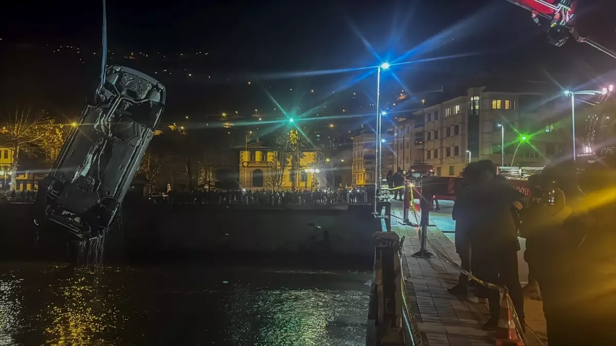 Amasya\'da Nehre Düşen Araçta 1 Ölü, 1 Yaralı