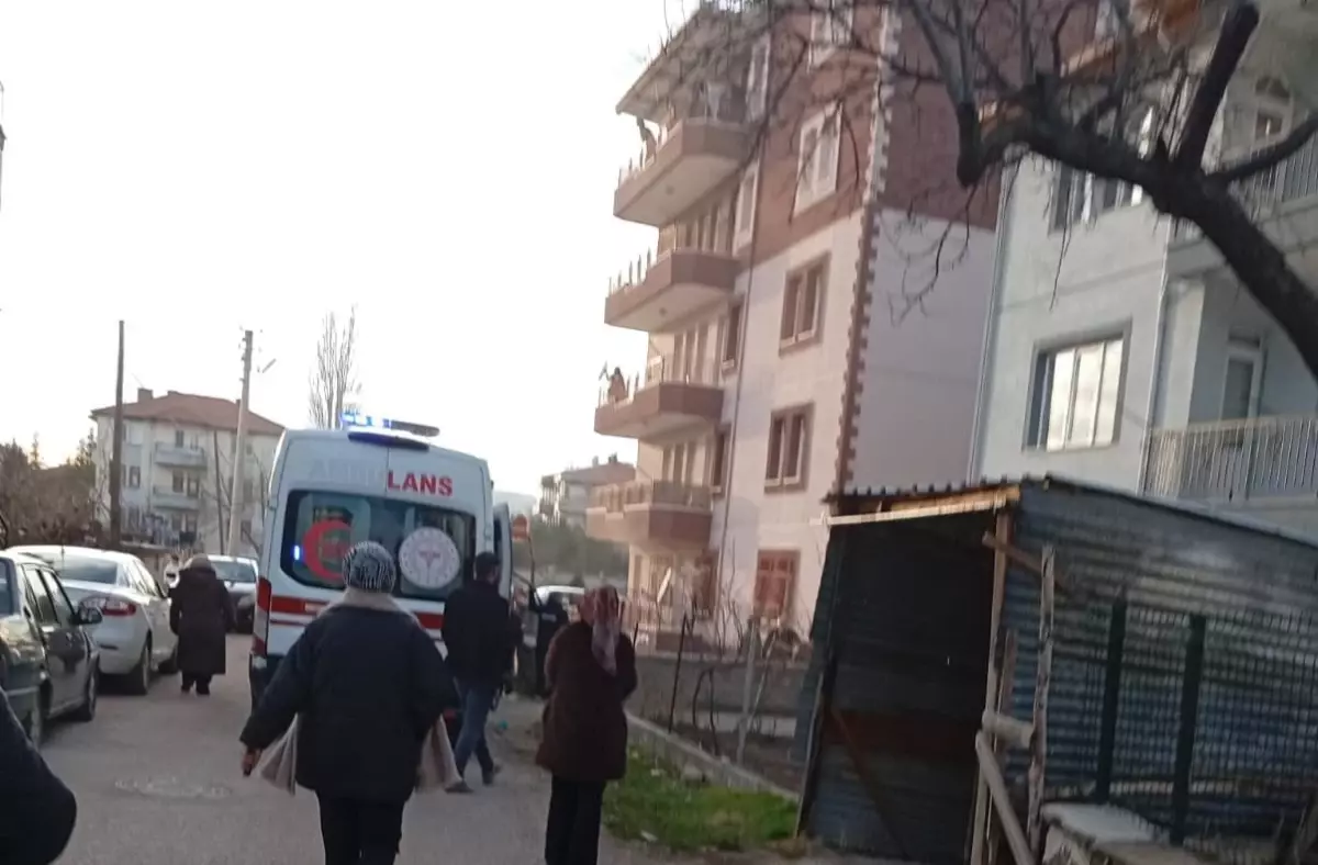 Çubuk\'ta Apartmanda Yangın: Anne ve 3 Çocuk Dumandan Etkilendi